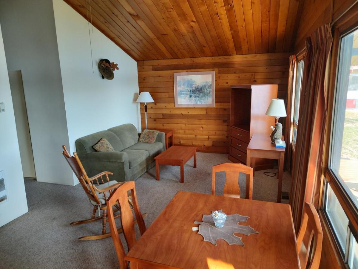 Lac Le Jeune Nature Resort Logan Lake Экстерьер фото